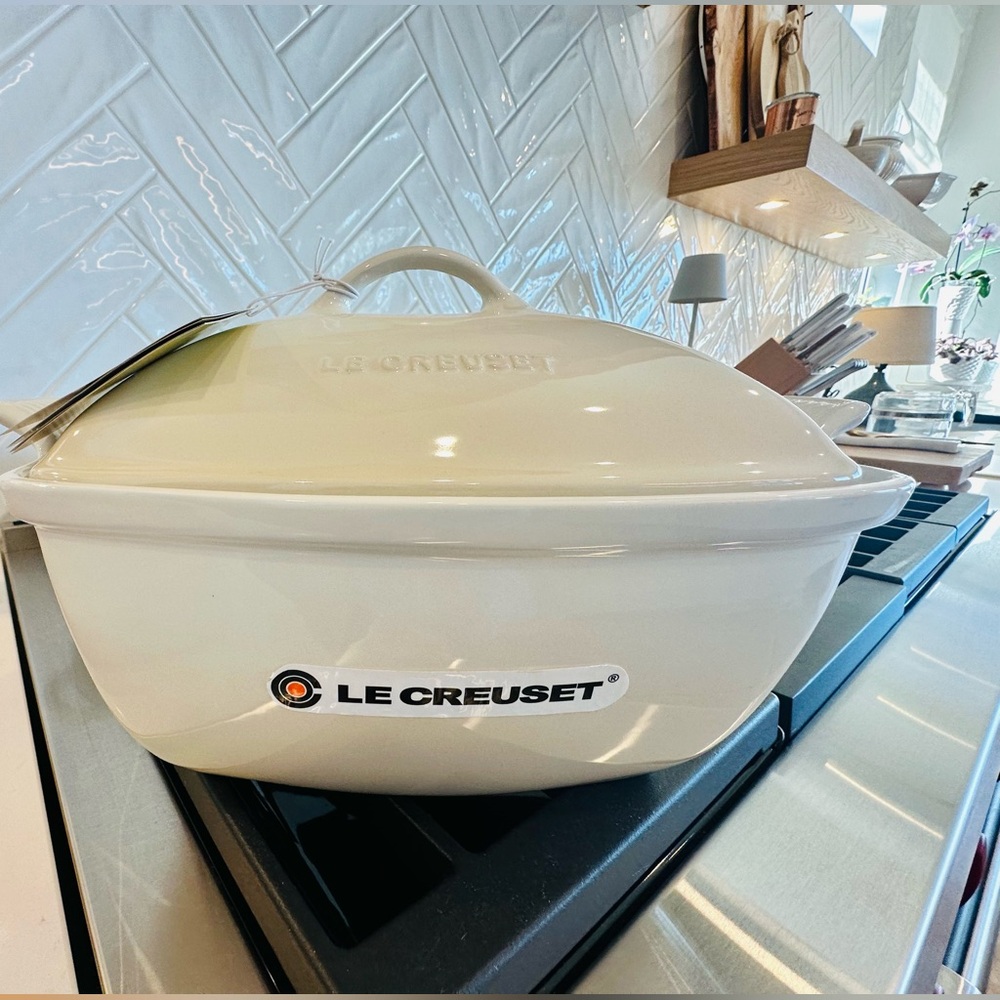 *NEW w/Tags, RARE & DISCONTINUED* Le Creuset White/Mer Deep Baker w/ Lid 4.5Qt. - Picture 2 of 5
